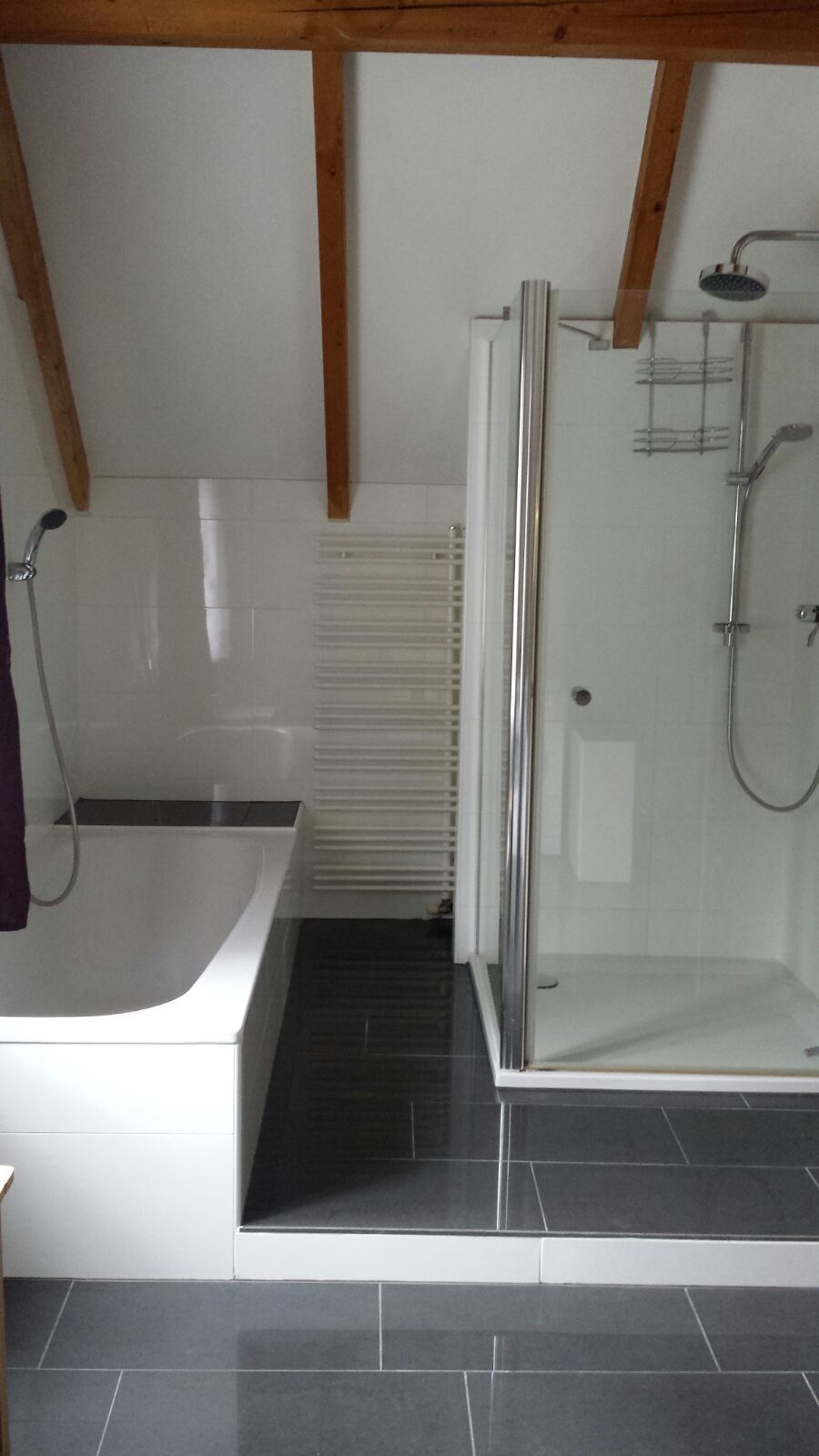 Wohnung 2: Dusche und Badewanne